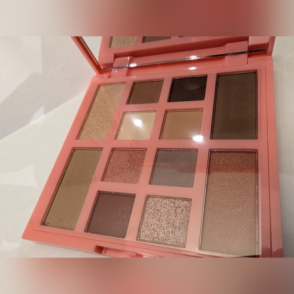 Ciaté Everyday Vacay Eye & Face Palette 12-shade bronzing, blusher & highlight - Picture 6 of 12